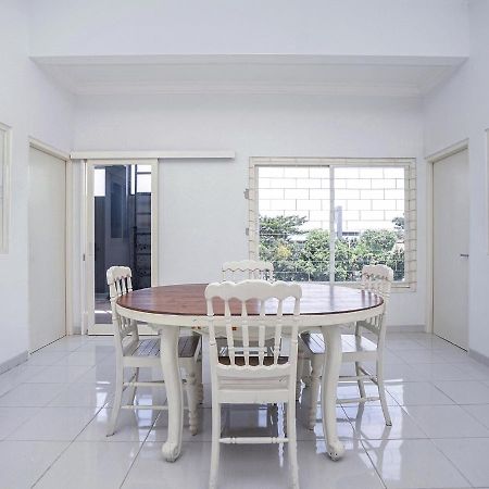 Oyo 747 Cipunegara Residence Сурабая Екстериор снимка