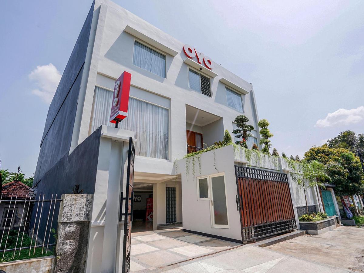 Oyo 747 Cipunegara Residence Сурабая Екстериор снимка