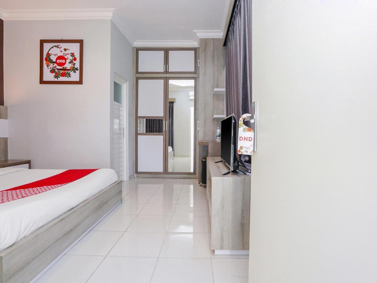 Oyo 747 Cipunegara Residence Сурабая Екстериор снимка