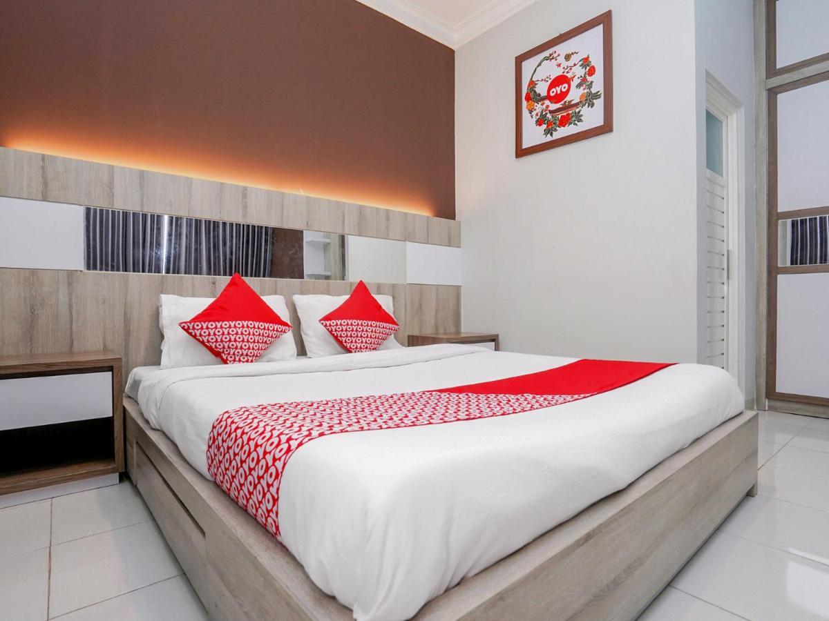 Oyo 747 Cipunegara Residence Сурабая Екстериор снимка