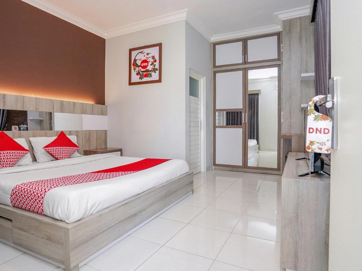 Oyo 747 Cipunegara Residence Сурабая Екстериор снимка