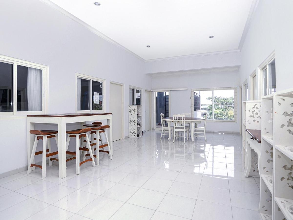 Oyo 747 Cipunegara Residence Сурабая Екстериор снимка