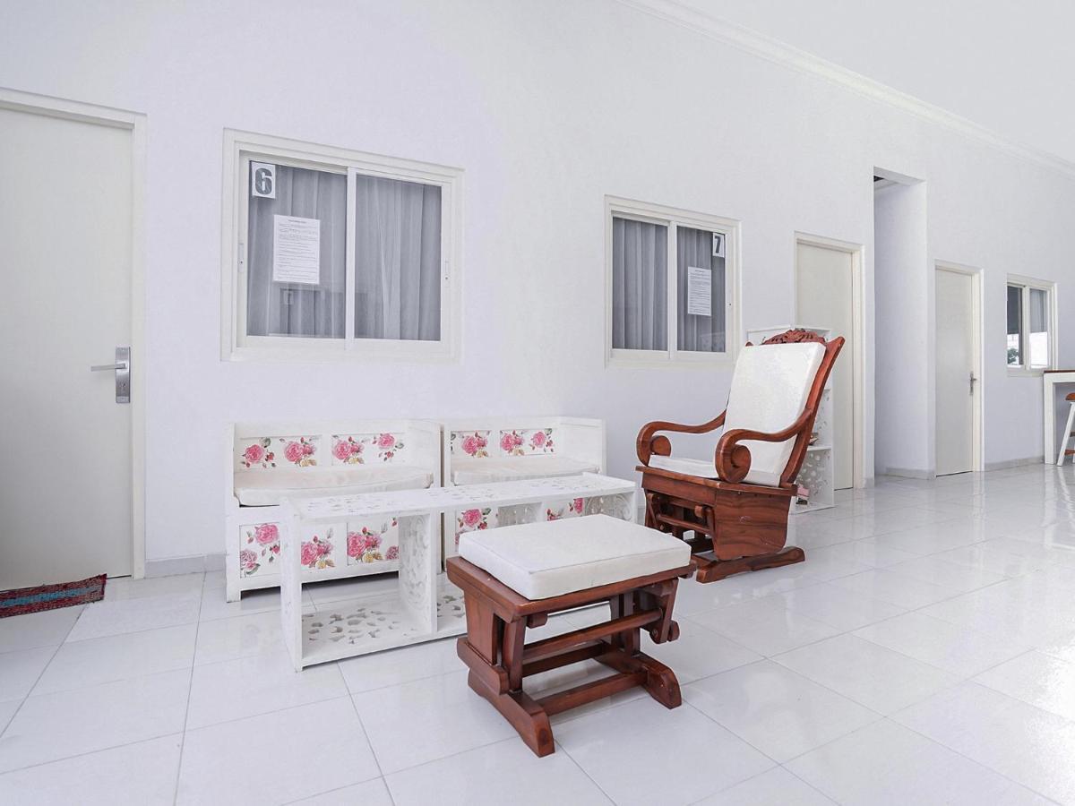 Oyo 747 Cipunegara Residence Сурабая Екстериор снимка