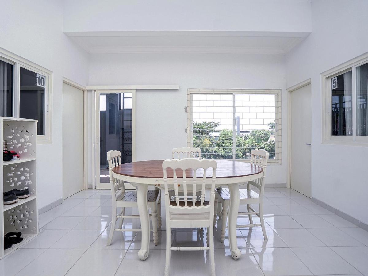 Oyo 747 Cipunegara Residence Сурабая Екстериор снимка