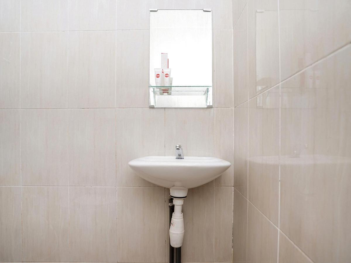 Oyo 747 Cipunegara Residence Сурабая Екстериор снимка