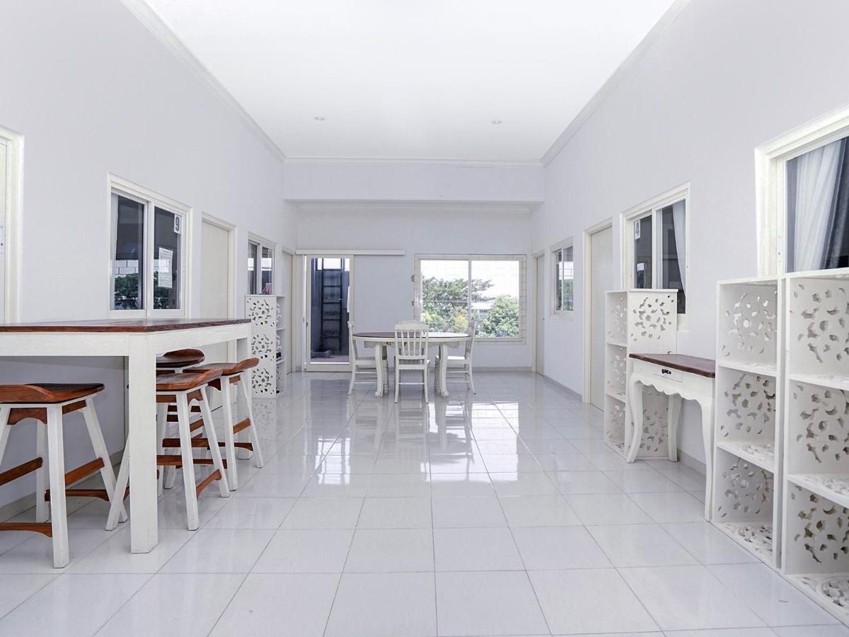 Oyo 747 Cipunegara Residence Сурабая Екстериор снимка
