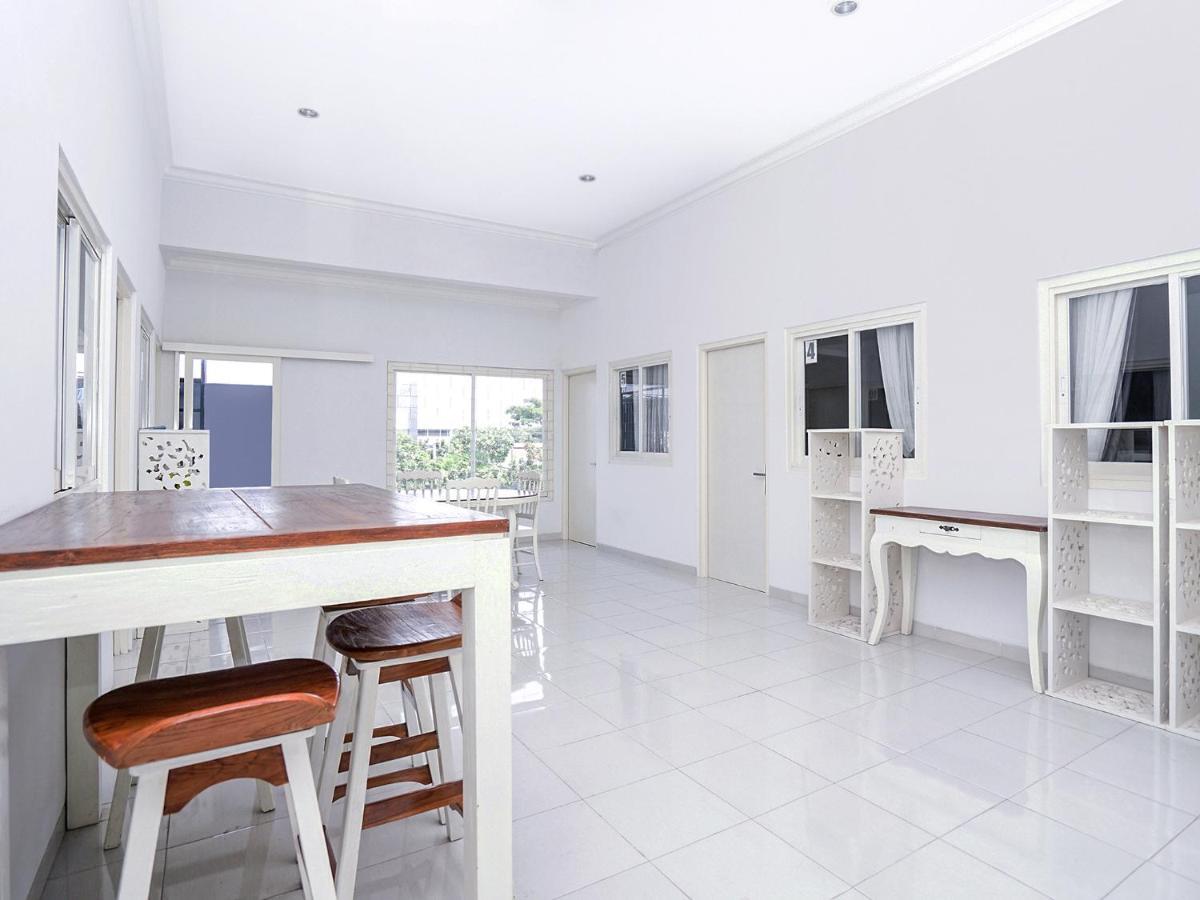Oyo 747 Cipunegara Residence Сурабая Екстериор снимка
