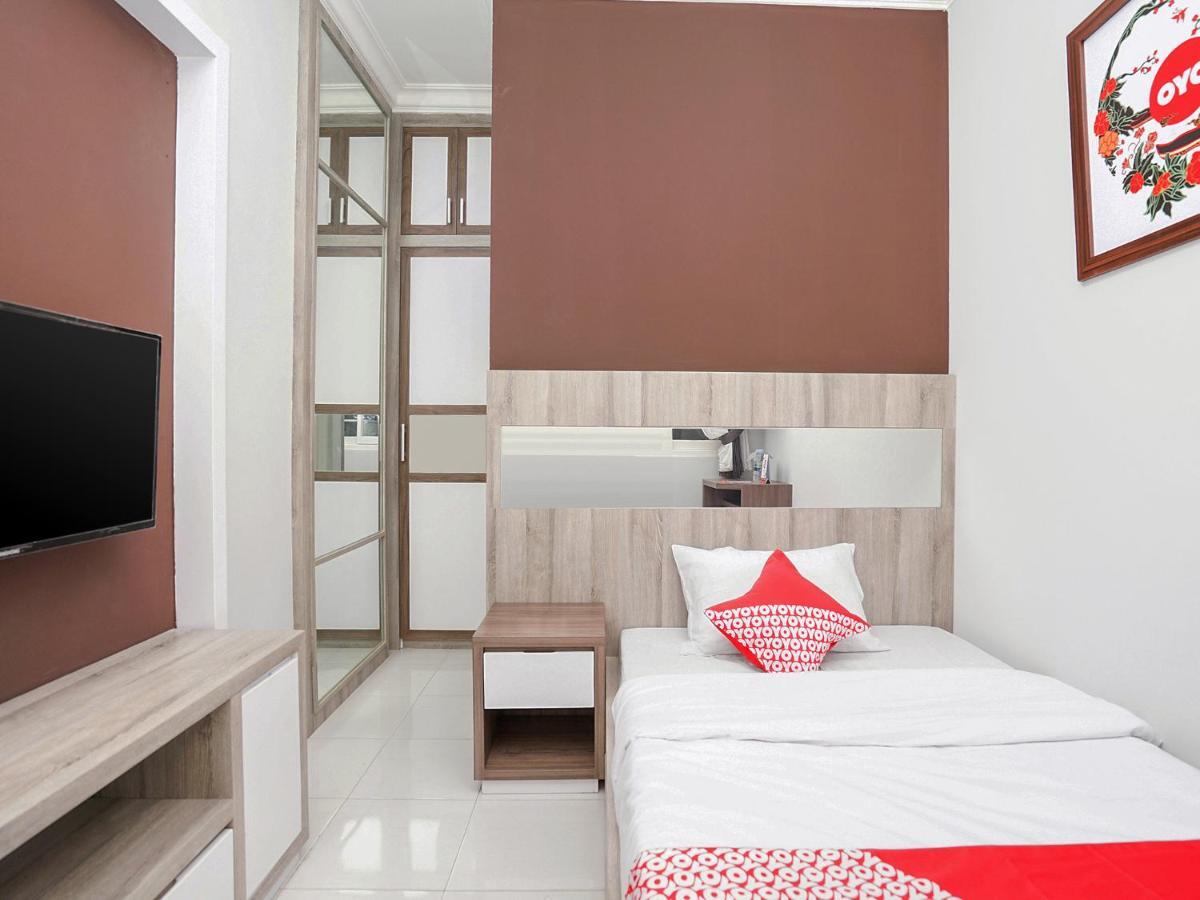 Oyo 747 Cipunegara Residence Сурабая Екстериор снимка