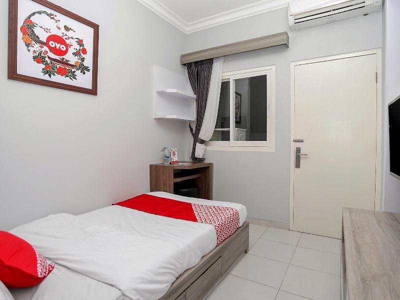 Oyo 747 Cipunegara Residence Сурабая Екстериор снимка