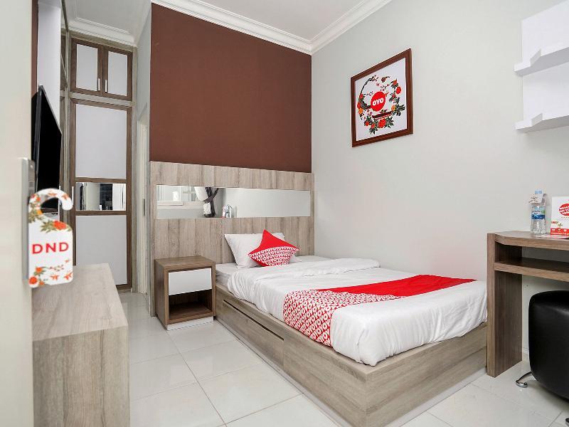 Oyo 747 Cipunegara Residence Сурабая Екстериор снимка
